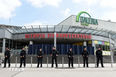 Cảnh sát Đức gác tại trung tâm thương mại Olympia ngày 23/7. (Nguồn: AFP/TTXVN)