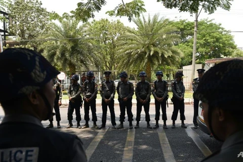 Cảnh sát Myanmar bảo vệ bên ngoài đại sứ quán Mỹ tại Yangon. (Ảnh: AFP)