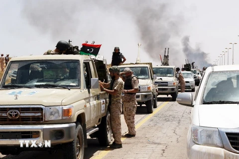 Binh sỹ thuộc lực lượng ủng hộ Chính phủ đoàn kết Libya làm nhiệm vụ tại thành phố Sirte ngày 10/6. (Nguồn: AFP/TTXVN)