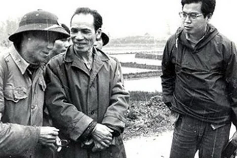 Nhà báo Takano (bìa phải) trước khi hy sinh. (Ảnh tư liệu) 