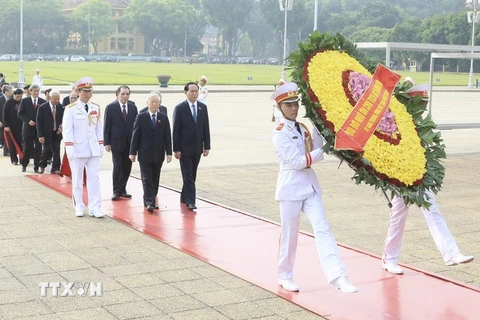 Đoàn đại biểu lãnh đạo Đảng, Nhà nước vào Lăng viếng Chủ tịch Hồ Chí Minh. (Ảnh: Phạm Kiên/TTXVN) 