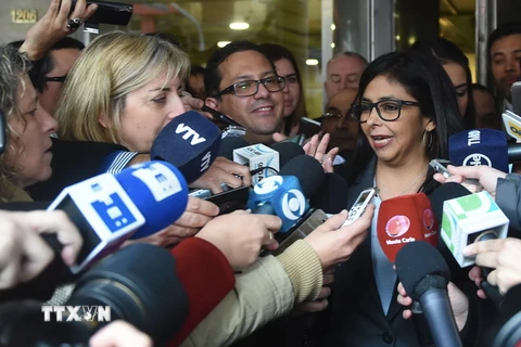Ngoại trưởng Venezuela Delcy Rodriguez (giữa) trong cuộc họp báo tại Montevideo, Uruguay ngày 11/7. (Nguồn: AFP/TTXVN)