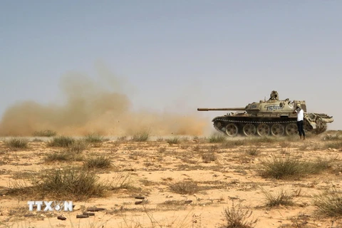 Lực lượng ủng hộ Chính phủ Libya trong chiến dịch chống IS ở Sirte ngày 2/7. (Nguồn: AFP/TTXVN)
