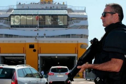 Lực lượng an ninh Pháp giám sát an ninh các chuyến phà chở khách. (Nguồn: AFP)