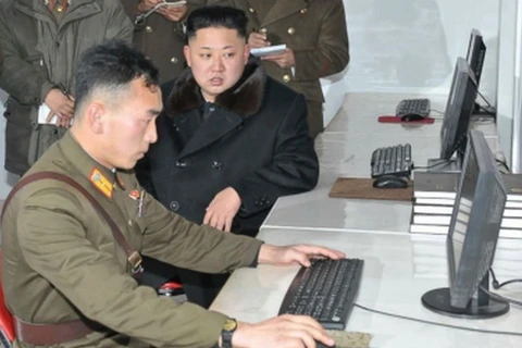 Lãnh đạo Triều Tiên Kim Jong-un (phải) và các binh sỹ Triều Tiên. (Nguồn: Newstarget)
