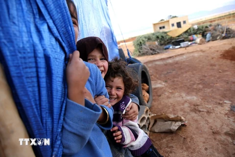 Trẻ em tị nạn Syria tại một trại tị nạn ở làng Taybeh, thung lũng Bekaa, miền đông Liban. (Nguồn: AFP/TTXVN)