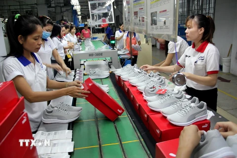 Sản xuất giày da xuất khẩu tại Công ty Sao Việt, KCN Đồng An- Bình Dương. (Ảnh: Dương Chí Tưởng/TTXVN)
