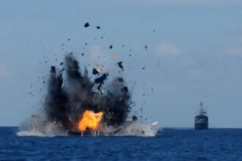 Indonesia đánh chìm một tàu cá nước ngoài hồi tháng 5/2015. (Nguồn: Reuters)