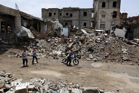 Cảnh đổ nát sau các cuộc không kích ở Sanaa ngày 3/8. (Nguồn: EPA/TTXVN)