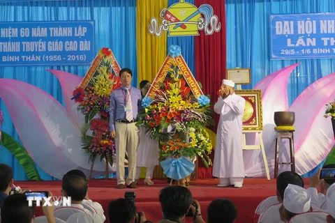 Đại diện Ban Tôn giáo Chính phủ tặng hoa chúc mừng Hội Thánh truyền giáo Cao Đài nhân 60 năm thành lập. (Ảnh: Văn Sơn/TTXVN)