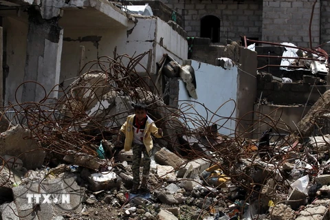 Những ngôi nhà bị phá hủy trong một cuộc không kích ở Sanaa ngày 3/8. (Nguồn: EPA/TTXVN)