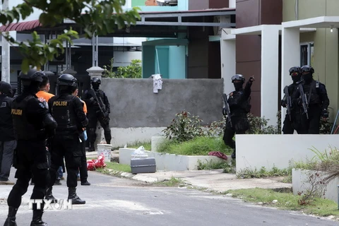 Cảnh sát chống khủng bố Indonesia đột kích một căn nhà ở Batam sau khi bắt giữ 6 nghi can khủng bố ngày 5/8. (Nguồn: EPA/TTXVN)