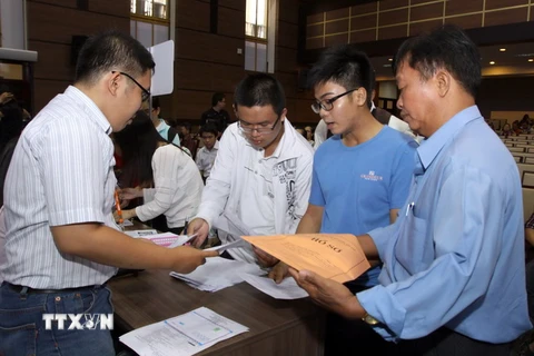 Thí sinh nộp hồ sơ đăng ký xét tuyển vào Đại học Kinh tế Thành phố Hồ Chí Minh. (Ảnh: Phương Vy/TTXVN)