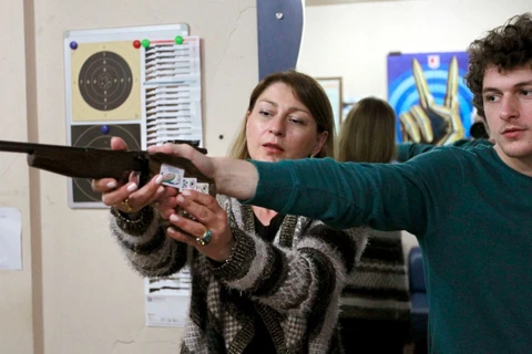 Bà Nino Salukvadze hướng dẫn con trai tại trường bắn. (Nguồn: foxsports.com)