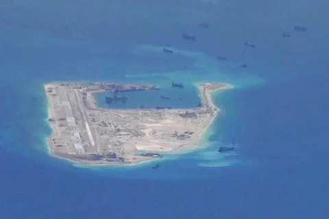 Hình ảnh máy bay do thám Mỹ chụp được cho thấy Trung Quốc đang tăng cường bồi đắp trái phép ở Biển Đông. (Nguồn: WSJ)