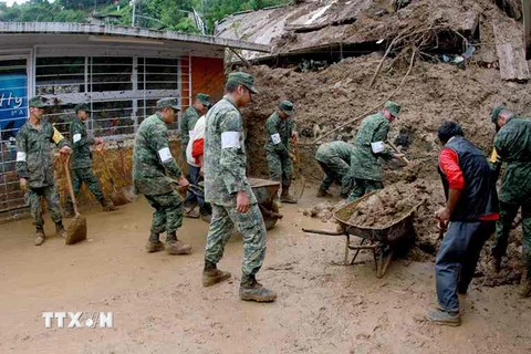 Binh sỹ Mexico thực hiện công tác cứu hộ ở khu vực Xalapa, Veracruz ngày 6/8. (Nguồn: AFP/TTXVN)