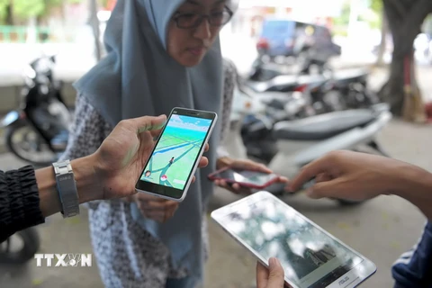 Một nhóm chơi Pokemon Go trên đường phố ở Banda Aceh , Indonesia. (Nguồn: AFP/TTXVN)