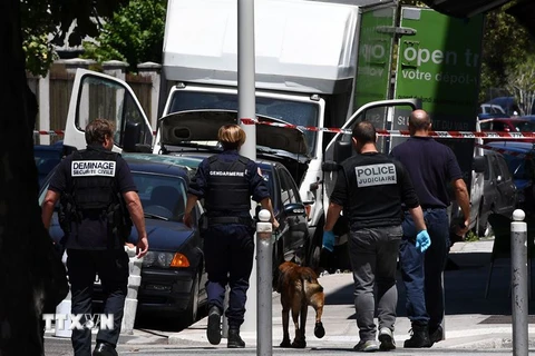 Cảnh sát Pháp điều tra tại khu vực gần hiện trường vụ tấn công ở Nice ngày 15/7. (Nguồn: AFP/TTXVN)
