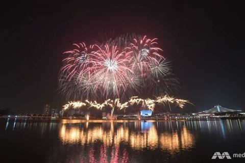 Màn bắn pháo hoa chào mừng 51 năm Quốc khánh Singapore. (Nguồn: channelnewsasia.com)