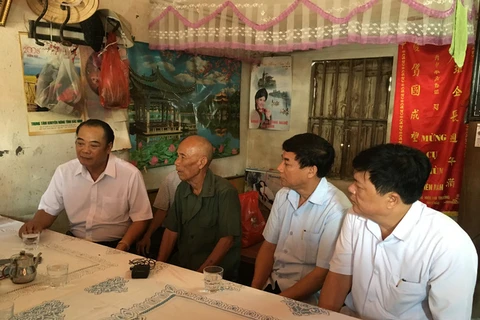 Đại diện Toà án Nhân dân Tối cao tại gia đình ông Trần Văn Thêm (Nguồn: VTV)