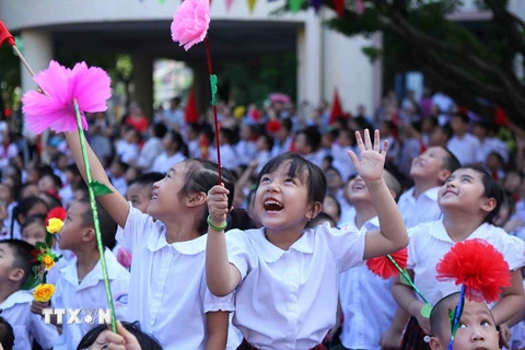 Niềm vui của các em học sinh lớp 1 trong ngày khai giảng năm học mới. (Ảnh: Quý Trung/TTXVN)