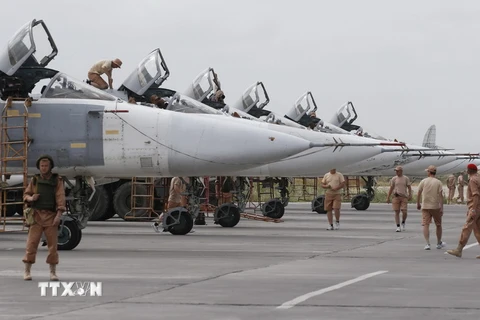 Nhân viên kỹ thuật bảo trì máy bay Su-24 của Nga tại căn cứ không quân Hmeimym ở Latakia, Syria ngày 4/5. (Nguồn: EPA/TTXVN)