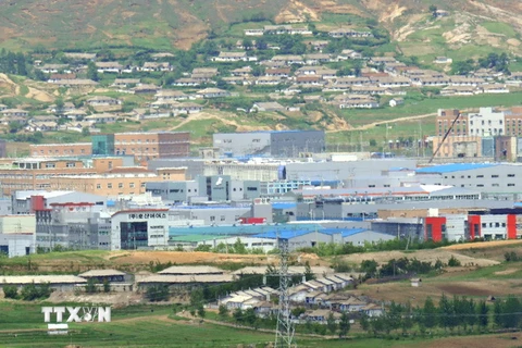 Khu công nghiệp chung Kaesong được nhìn từ thị trấn Paju của Hàn Quốc, gần khu phi quân sự giữa hai miền. (Nguồn: AFP/TTXVN)