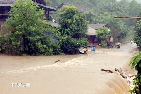 Mưa lũ khiến nước dâng cao tại đập tràn qua các tuyến đường của huyện Chợ Đồn, Bắc Kạn. (Ảnh: Bùi Đức Hiếu/TTXVN)