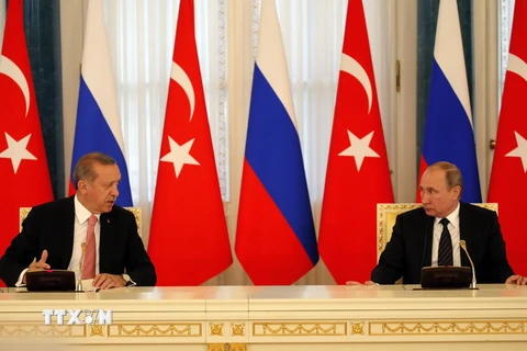 Tổng thống Nga Vladimir Putin (phải) và Tổng thống Thổ Nhĩ Kỳ Recep Tayip Erdogan. (Nguồn: EPA/TTXVN)