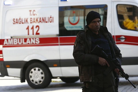Binh sỹ Thổ Nhĩ Kỳ gác tại hiện trường vụ đánh bom ở Kiziltepe. (Nguồn: REUTERS/TTXVN)