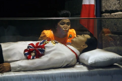 Bà Imelda Marcos, vợ của nhà độc tài Ferdinand Marcos bên thi hài của chồng tại quê nhà.(Nguồn: Reuters)