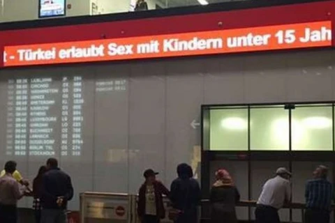 Dòng chữ "khiếm nhã" tại sân bay Vienna. (Nguồn: scmp.com) 