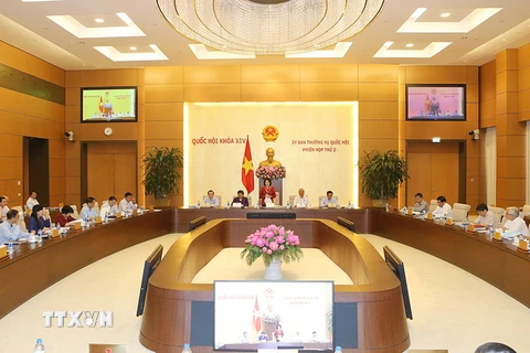 Chủ tịch Quốc hội Nguyễn Thị Kim Ngân chủ trì phiên họp thứ hai của Ủy ban Thường vụ Quốc hội khóa XIV. (Ảnh: Trọng Đức/TTXVN)