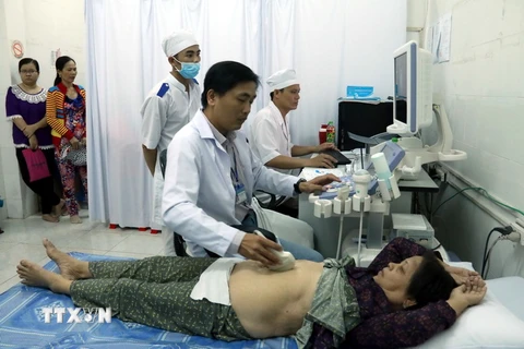 Khám, chữa bệnh Bảo hiểm y tế tại Bệnh viện đa khoa thành phố Cà Mau. (Ảnh: Kim Há/TTXVN)