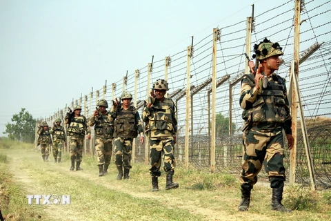 Biên phòng Ấn Độ tuần tra tại khu vực biên giới Ấn Độ-Pakistan ở Budwar, cách thành phố Jammu, thủ phủ mùa đông của vùng Kashmir do Ấn Độ kiểm soát khoảng 40km. (Nguồn: EPA/TTXVN)