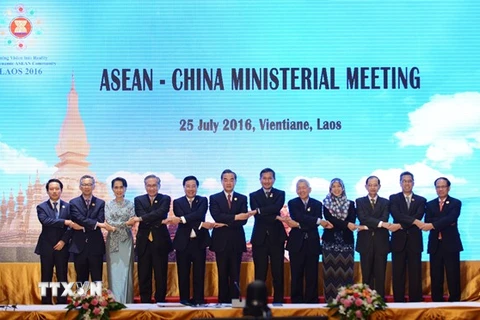 Ngoại trưởng các nước ASEAN và Ngoại trưởng Trung Quốc Vương Nghị tại Hội nghị Ngoại trưởng ASEAN- Trung Quốc ở Vientiane ngày 25/7. (Nguồn: THX/TTXVN)