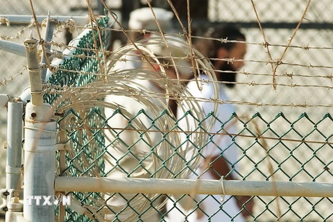 Binh sỹ Mỹ áp giải một tù nhân tại nhà tù ở Vịnh Guantanamo ngày 29/3/2010. (Nguồn: AFP/TTXVN)