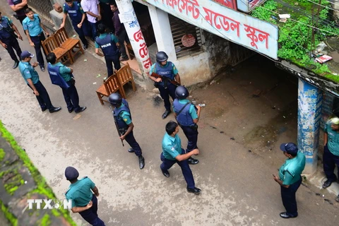 Cảnh sát Bangladesh làm nhiệm vụ trong chiến dịch chống khủng bố ở Dhaka ngày 26/7. (Nguồn: AFP/TTXVN)