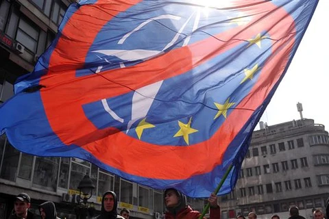 Một người đàn ông vẫy cờ trong một cuộc biểu tình chống NATO ở trung tâm thành phố Belgrade, ngày 27/3. (Nguồn: AFP)