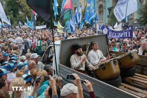 Người dân Ukraine tham gia biểu tình phản đối chính phủ tăng giá khí đốt và dịch vụ công tại thủ đô Kiev ngày 6/7. (Nguồn: EPA/TTXVN)