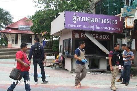 Cảnh sát Thái Lan điều tra tại hiện trường vụ đánh bom ở Patong, tỉnh Phuket ngày 12/8. (Nguồn: EPA/TTXVN)