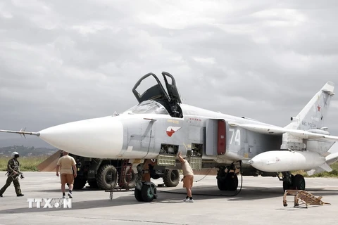 Máy bay ném bom Su-24 của Nga tại căn cứ không quân Hmeimym, tỉnh Latakia, Syria ngày 4/5. (Nguồn: EPA/TTXVN)