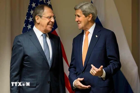 Ngoại trưởng Mỹ John Kerry và người đồng cấp Nga Sergei Lavrov. (Nguồn: AFP/TTXVN)