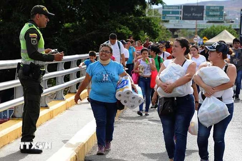 Người dân Venezuela trở về San Antonio de Tachira sau khi qua cửa khẩu biên giới tới Cucuta, Colombia mua hàng hóa thiết yếu ngày 17/7. (Nguồn: AFP/TTXVN)