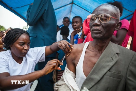 Tiêm vắcxin phòng sốt vàng da cho người dân tại Kisenso, Kinshasa, CHDC Congo ngày 20/7. (Nguồn: AFP/TTXVN)