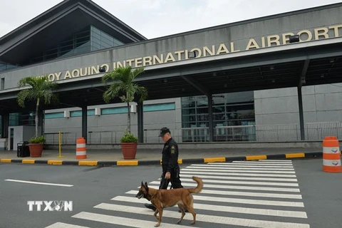 Cảnh sát Philippines tuần tra tại sân bay Manila. (Nguồn: AFP/TTXVN)