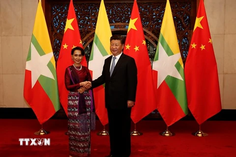 Chủ tịch Trung Quốc Tập Cận Bình và Cố vấn Nhà nước Myanmar Aung San Suu Kyi. (Nguồn: EPA/TTXVN)