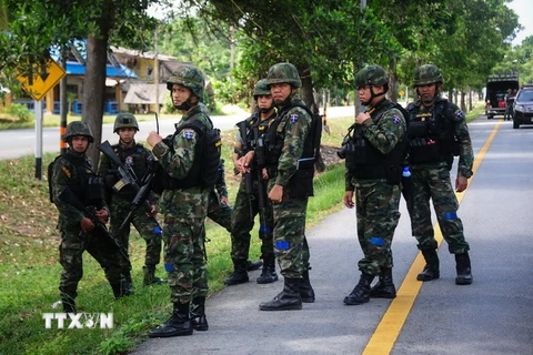 Cảnh sát Thái Lan điều tra tại hiện trường vụ đánh bom ở tỉnh Narathiwat, miền nam Thái Lan ngày 15/8. (Nguồn: AFP/TTXVN)