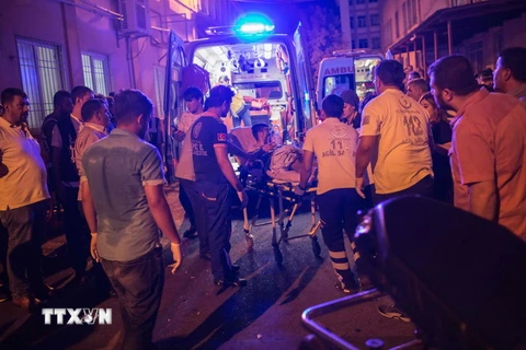 Chuyển nạn nhân bị thương trong vụ đánh bom tới bệnh viện ở Gaziantep. (Nguồn: AFP/TTXVN)