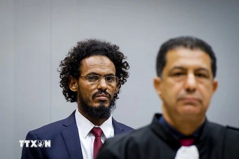 Ahmad al-Faqi al-Mah (trái) tại một phiên tòa của ICC ở Hague, Hà Lan ngày 30/9/2015. (Nguồn: AFP/TTXVN)